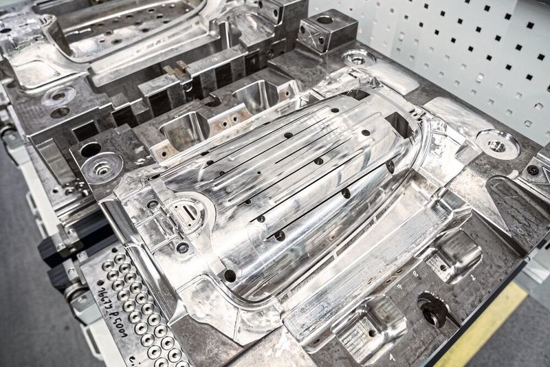 Bis zu 50 Stunden dauert die Finish-Bearbeitung der Spritzgussformen. (Hermle)