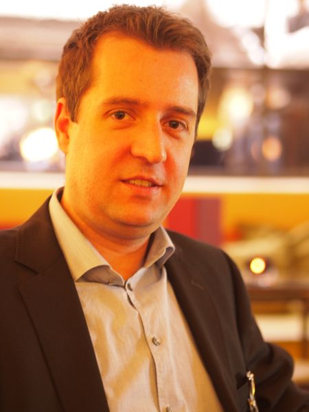 Den krönenden Abschluss des Tages meisterte Jens Bussmann von Google mit Bravour. Sein Thema: Bei Google arbeite man gerade daran Big-Data-Analysen als Cloud-Service für Anwender bereitzustellen. Genügend Expertise hat das Unternehmen und wer will, kann die Cloud-Plattformen Compute Engine, Cloud Storage und Big Query testweise mit 100 GByte Daten füttern und dann analysieren.  (Foto: Rainer Graefen)