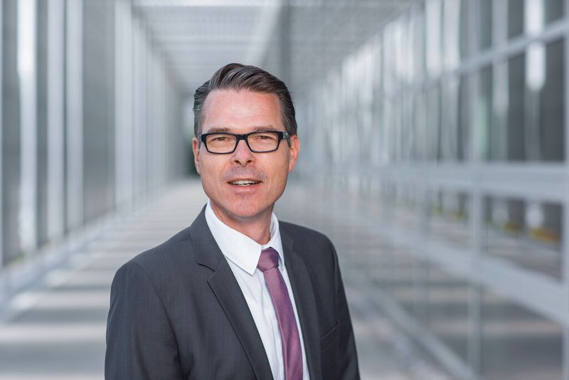 „Bei der Mensch-Roboter-Kooperation ist die Zielsetzung von BMW vornehmlich, die Mitarbeiter zu entlasten und zu unterstützen”, sagt Dr. Stefan Markus Baginski, Leiter Anlagenbau bei der BMW Group. (Bild: BMW)