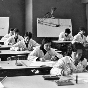 Eine historische Aufnahme des Ausbildungszentrums. Im Vorcomputerzeitalter wurde noch alles von Hand an Zeichebrettern gezeichnet, konstruiert und im Kopf bzw. von Hand gerechnet – erzählen das mal einem jungen Menschen!(Bild:  Seat)