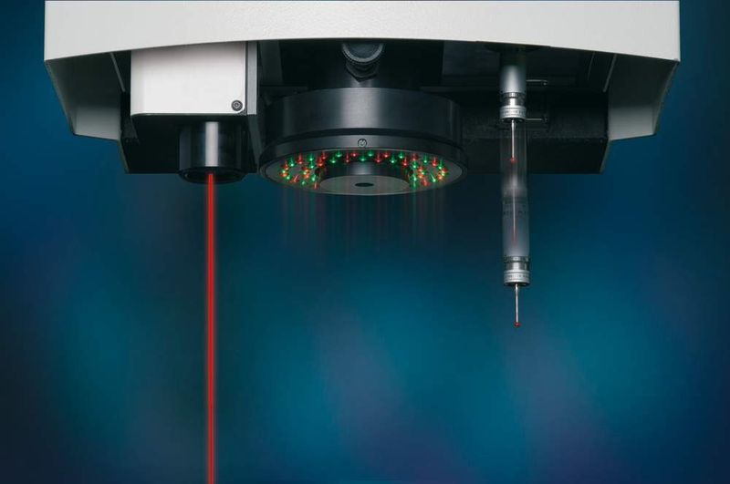 Multisensor-Messgerät (Optik, Taster, Laser) zum präzisen und schnellen Messen komplizierter und kontrastarmer Werkstücke. Bild: Schneider (Archiv: Vogel Business Media)