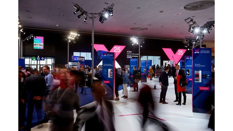 Auf der Hannover Messe eröffnet Rittal (Halle 11, Stand E06) den Besuchern neue Wertschöpfungsperspektiven durch bedarfsgerechte Systemerweiterungen und passende Infrastruktur. Eines der Highlights ist die Premiere der neuen Generation von Kompaktschaltschränken und Kleingehäusen.  Zu sehen gibt es fünf Edge Data Center in typischen Branchenapplikationen. Das Highlight ist das „Intelligent Edge Data Center“ IEDC, das in einer Allianz mit Atos und Siemens konzipiert wurde. Das IEDC sammelt alle relevanten Daten innerhalb eines „Industrie 4.0“-Produktionsstandorts. Exemplarisch wird auf der Messe die Erfassung der Daten der industriellen Kühlgeräte „Blue e+“ in kundenorientierten Anwendungsszenarien gezeigt. Die Siemens MindSphere-Plattform bildet dabei die Grundlage für die Datenerfassung und der darauf basierenden Dienste.  (Bild: Rittal)