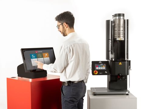 Als Anbieter von mechanischen Tests arbeitet Instron mit vielen großen Kunststoffhersteller zusammen, um deren Testprogramme zu implementieren und zu optimieren. Das Angebot an Testgeräten ermöglicht es, alle Tests durchzuführen, die für die genaue Erstellung und Überprüfung von Materialdatenblättern erforderlich sind.(Bild:  Instron)