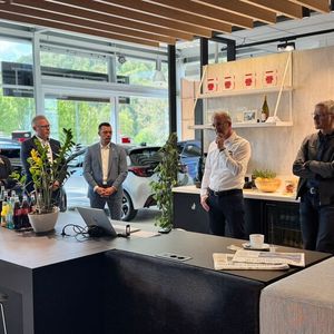 Timo Szabo im Gespräch mit der Jury des Automotive Business Awards. Er erzählt offen – über das, was funktioniert, aber auch über die Herausforderungen, die ein serviceorientierter Toyota-Händler heute zu bewältigen hat.(Bild:  Schreiner – VCG)