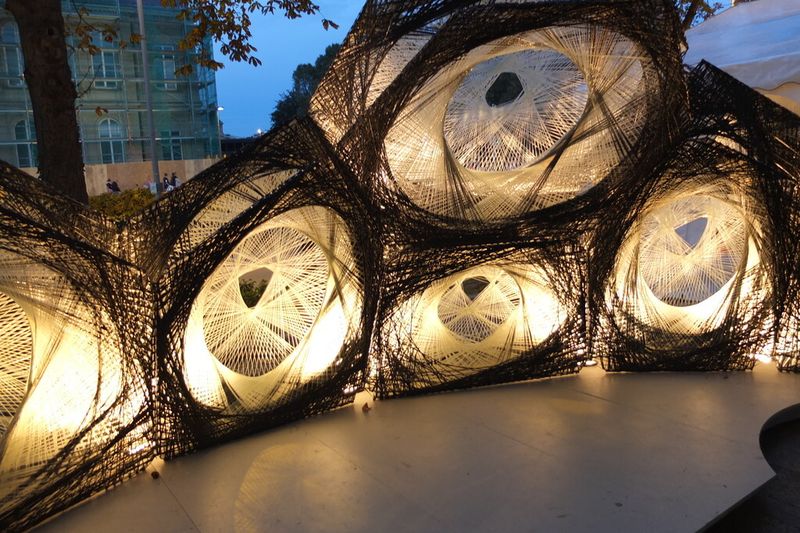 ...mittels kooperierender Roboter wird die sogenannte Faserverbundtechnologie genutzt, um architektonisch aufsehenerregende Bauten zu schaffen. (Bild: Leichtbau BW)