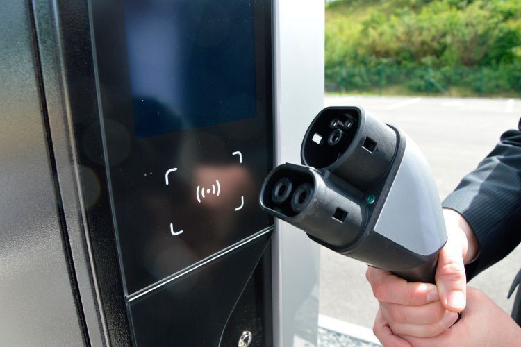 Derzeit durchlaufen die 800-Volt-Säulen noch die CE-Zertifizierung. Im Herbst sollen sie in Betrieb gehen. (Achter / »kfz-betrieb«)