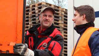 Willi Aue und Lukas Siebner beim Tausch der Wechselbrücken. (Bild: Krage)