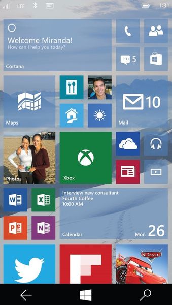 Die neue Oberfläche von Windows 10 für Phones. Laut Microsoft wird es aber auch die komplett transparenten Tiles wie bei Windows Phone 8.1 geben. (Bild: Microsoft)