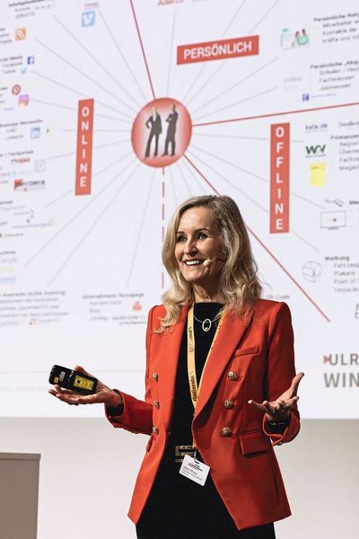 Extrem kurzweilig und mit vielen handfesten praktischen Tipps und Anregungen gespickt war der Vortrag von Ulrike Winzer (Moderatorin, Rednerin, Beraterin) zum Thema „Fachkräftemangel als existenzielle Bedrohung – Personalsuche neu denken!“. (Bild: Stefan Bausewein)