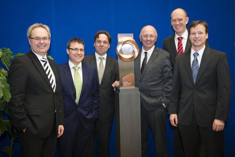 Feierliche Preisübergabe: Prof. Jürgen Fleischer, Dr. Norbert Völker und Hartmut Rauen vom VDMA, Prof. Albert Albers, Prof. Sven Matthiesen, Prof. Carsten Proppe (Bild: Irina Westermann)