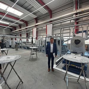 Ausgestattet mit einer Präzisionsrichtmaschine von Arku vereinen sich Bandanlage und Trumpf-Laser zu einem schlüsselfertigen Gesamtsystem. Fischer-Chef Hans-Peter Fischer freut sich über mehr Nachhaltigkeit in der Fertigung und gleichzeitig die Effizienz zu steigern. Gegenüber herkömmlichen Maschinen fürs Laserschneiden können Anwender mit der Lösung im Jahr knapp 1700 Tonnen Stahl einsparen, was rund 4000 Tonnen CO2 und 1,6 Millionen Euro Materialkosten entspricht.(Bild:  VCG/Finus)