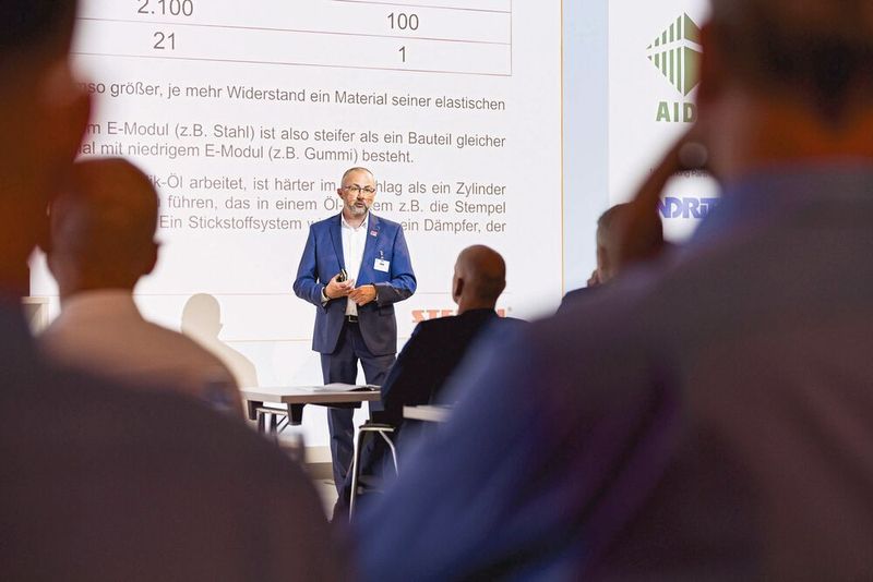 Impressionen der Fachtagung „Mehr Effizienz im Presswerk“ 2025 in Würzburg. (Bild: Stefan Bausewein)