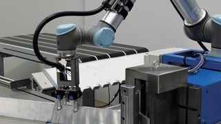 Platzsparendes und kostengünstiges Automatisierungssystem mit der Horizontal-Biegemaschine CNC-Robo von Stierli-Bieger.  (Stierli-Bieger)