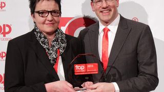 Iris Holk, Leiterin des operativen Bereiches innerhalb von Human Resources bei Oxea, und David Plink, CEO beim Researchunternehmen CRF Institute bei der Übergabe der Auszeichnung. (Bild: Oxea)