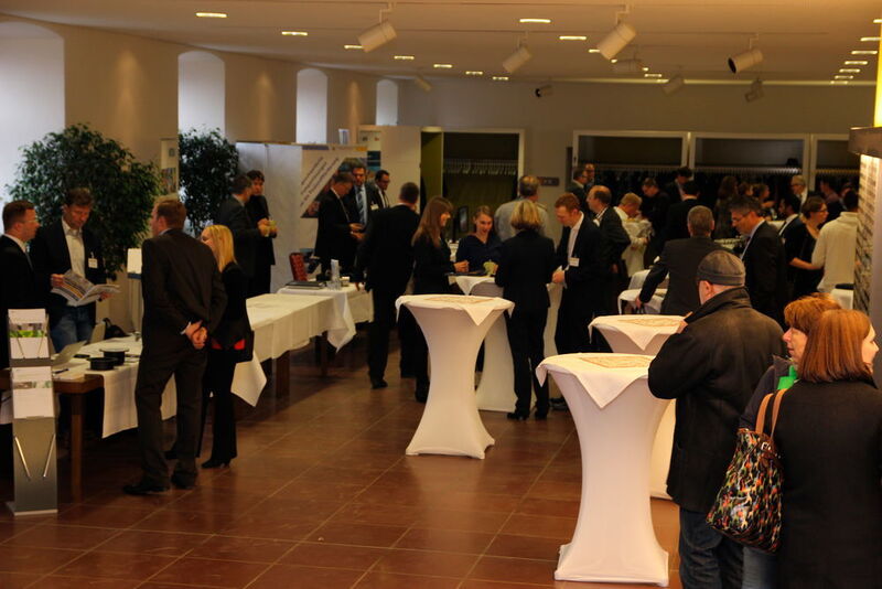 Es wird voll und voller, und die ersten Gespräche kommen in Gang ... (PROCESS)