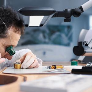 Optimale Sehbedingungen am Arbeitsplatz durch eine hohe Beleuchtungsstärke, einen hohen Farbwiedergabewert, die Lichtfarbe und die opal weiße Blende.