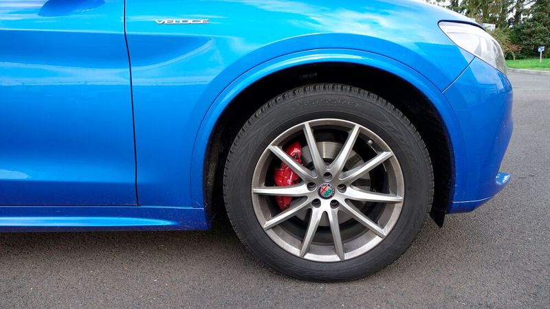 Dennoch wirken die aufgezogenen Winterreifen in den Radhäusern etwas verloren. Die Sommerbereifung mit 21-Zoll-Felgen dürfte optisch einen besseren Eindruck hinterlassen.  (Bild: Schreiner – »kfz-betrieb«)