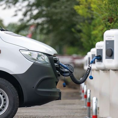 Elektro-Transporter finden Anschluss (Bild: Mercedes-Benz AG)