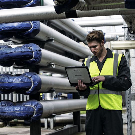 Mobile IT für die Digitalisierung in der Energie- und Wasserwirtschaft. Diese Notebooks werden u.a. beim Störungseinsatz im Rohrnetz, beim Rohrnetz- und Anlagenbau, bei der Instandhaltung und beim Zählergeräte-Wechsel eingesetzt.(Bild:  Panasonic CPS)