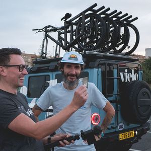 Vielo-Co-Gründer Trevor Hughes (l.) holte die Räder persönlich an der TU Chemnitz ab und transportierte sie auf einer rund 2.600 Kilometer langen Fahrt nach Valencia. Begrüßt wurde er vom Projektinitiator Juan Dual, der in der spanischen Stadt lebt. (Bild:  Vielo)