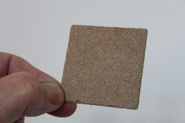 Die biologisch abbaubaren Binder haben eine Größe von 5 x 5 cm und eine Dicke von 4 mm. (Bild: Kristin Nölting/Uni Rostock)