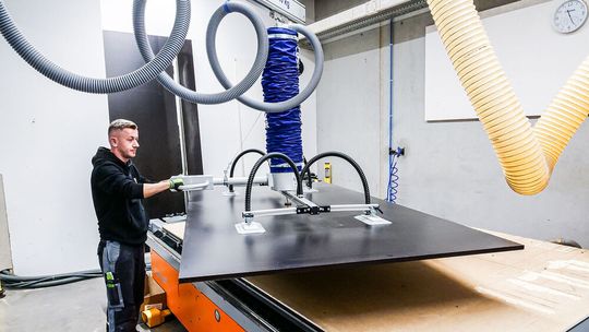 Dank Vakuum-Schlauchheber „JumboErgo“ bewegt ein einzelner Mitarbeiter die bis zu 80 Kilogramm schweren Platten mühelos.(Bild:  J. Schmalz)