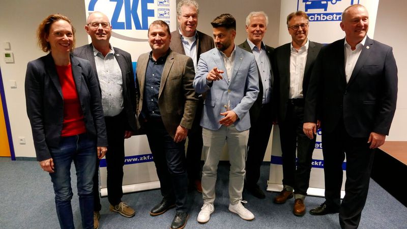 Der Vorstand des ZKF begrüßte Arndt Hürter in seiner Mitte. (Bild: Wenz - VCG)