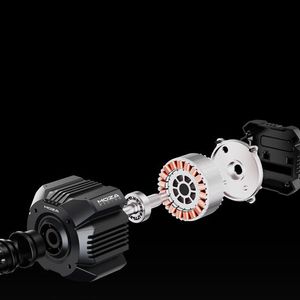 Der Motor im Moza R5 Pro liefert für das Force Feedback ein konstantes Drehmoment von 6 Nm. Das Lenkrad sitzt direkt auf der Achse des Motors.(Bild:  Moza Racing)