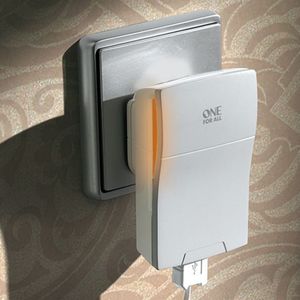 Der Universal Travel Charger ist ein Ladegerät, das wie herkömmliche Modelle direkt an der Steckdose angeschlossen und mit diversen Adaptern betrieben wird.