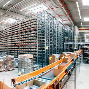 Das neue Logistikzentrum ist laut IFM nicht nur einfach größer, sondern es ist auch mit aktuellster Technik ausgestattet. Damit betreibt die Unternehmensgruppe eines der derzeit modernsten Lagersysteme in Europa. 