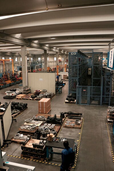 Im Werk bei MCM-Kunden Meccanica Ponte Chiese, einem Familienbetrieb mit über 40 Jahre Erfahrung im Bereich der mechanischen Bearbeitung. (Sonnenberg)