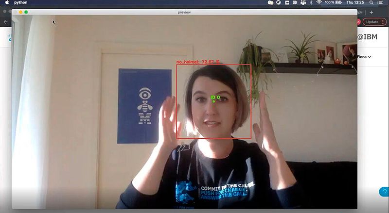 Seit dem Corona-Lockdown 2020 arbeiten viele Kunden-Berater des IBM Watson Centers lieber im Homeoffice. Hier demonstriert Elena Kotljarova aus ihrem privaten Heim die KI der Bildanalyse: Watson erkennt hier gerade mit 72,67 % Wahrscheinlichkeit, dass die IBM-Frau keinen Helm trägt. Wichtig sind solche Anwendungen etwa auf gefährlichen Baustellen. (Bild: Webex-Mitschnitt von Annette Hodapp, IBM)