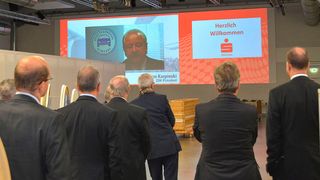 Technische Finessen: Beim Rundgang zeigt sich ZDK-Präsident Jürgen Karpinski auch auf der Großleinwand im Vogel Convention Center.  (Foto: Grimm)