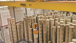In dem 2008 in Betrieb genommenen Papierrollenversandlager für die PM 4 am Standort Corlu, Türkei, arbeiten sieben Demag-Prozesskrane mit Vakuumtechnologie. Derzeit entsteht ein weiteres Lager für die PM 5 mit weiteren sechs Kranen. (Bild: Demag)