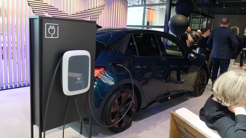 Zum E-Auto gehört natürlich die Ladestation. (Grimm/»kfz-betrieb«)