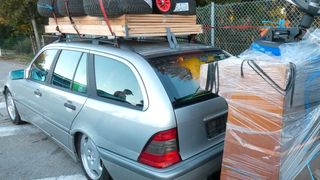 Satte 400 Kilogramm war der von der Polizei gestoppte Mercedes überladen. (Bild: Polizeipräsidium Ludwigsburg)