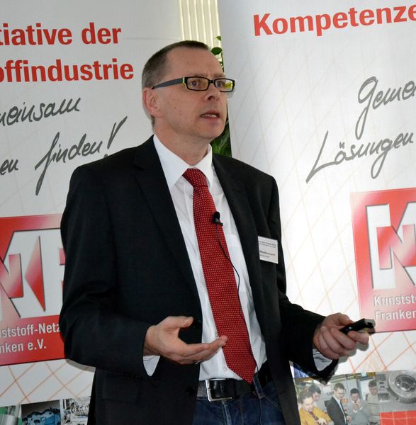 Dr. Ernst Wiedemann von Aimess Services beendete die Vortragsreihe und sprach über „R3Dscan“, einer Scanmethode, die es erlaubt schwarze, transparente oder auch stark reflektierende Oberflächen sicher zu beurteilen. (Bild: KNF)