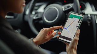 Sie Smartphone-Anbindung im Fahrzeug wird zukünftig eine gewichtige Rolle beim Autokauf spielen. (Bild: Kostiantyn - stock.adobe.com)