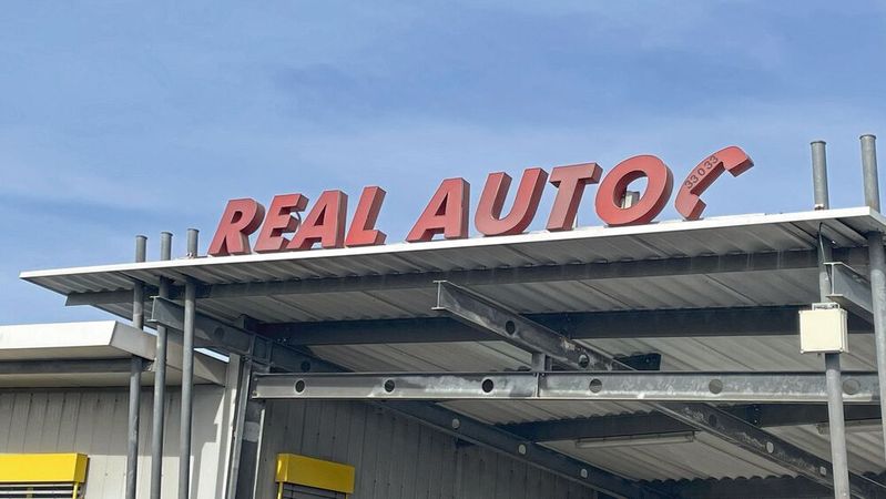 Real Auto ist ein freier Gebrauchtwagenhändler aus Schweinfurt und hat sich mit der Ausrichtung auf die schnelle Bedürfnisbefriedigung von Gewerbekunden unter die Gewinnerbetriebe des Automotive Business Awards katapultiert.(Bild:  Grimm – VCG)