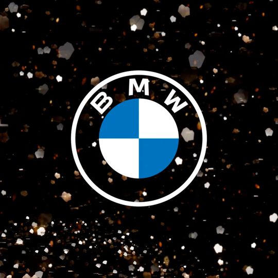 Das neue BMW-Logo soll sich durch seine Transparenz besser in den Hintergrund einfügen.(Bild:  BMW)