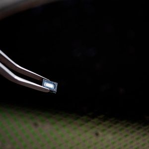Die nicht-magnetischen MEMS-Lautsprecher ermöglichen die Herstellung von MRT-kompatieblen Kopfhörern.(Bild:  U Sound)
