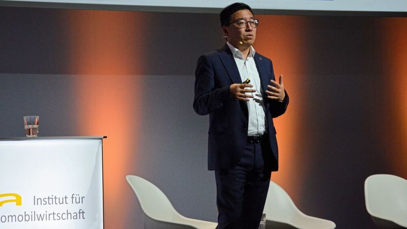 Nio-Vizepräsident Hui Zhang brachte den Teilnehmern das Marken-Credo des chinesischen Newcomers auf dem europäischen Pkw-Markt näher. (Bild: Rehberg / VCG)