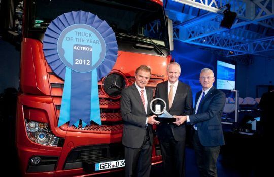 Anlässlich der internationalen Fachmesse „Trailer 2011“ in Kortrijk, Belgien, erhielt der neue Mercedes-Benz-Lkw Actros den Titel „Truck of the year 2012“. (Daimler Trucks)