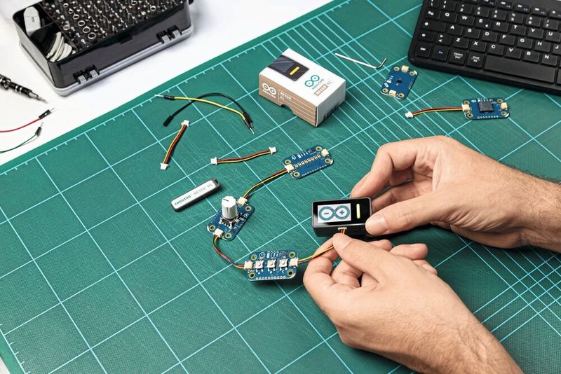 Arduino zeigt mit dem Nesso N1 ein kompaktes IoT-Kit, das den ESP32-C6 mit zusätzlichem Lora-Modul und mehreren Funkprotokollen in einem handlichen Gehäuse bündelt. (Bild: Arduino)