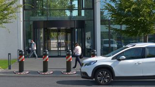 Die ausgezeichnete mobile Fahrzeugsperre „OktaBlock“ ist in den unterschiedlichsten Konstellationen einzusetzen. (Hörmann)