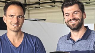 Die ONO-Gründer Beres Seelbach und Philipp Kahle (v. li.), nicht im Bild ist Murat Günak. Gerade entsteht der Funktionsträger. Ende des Jahres soll der Prototyp vorgestellt werden. (Svenja Gelowicz/Automobil Industrie)