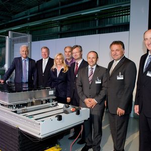 Bundesverkehrsminister Peter Ramsauer, BMW Group Produktionsvorstand Frank-Peter Arndt, Leiterin Produktions- und Fahrwerkskomponenten Barbara Bergmeier, stellvertretender Betriebsratsvorsitzender Dingolfing Erwin Gegenfurtner, Standortleiter Dingolfing Wolfgang Stadler, Standortleiter Landshut Murat Aksel, Betriebsratsvorsitzender Standort Landshut Willibald Löw und Produktionsleiter Elektrofahrzeuge Werk Leipzig Dr. Helmut Schramm bei der symbolischen Inbetriebnahme der Montagelinie für Hochvoltspeicher der neuen BMW i Modelle im BMW Werk Dingolfing.