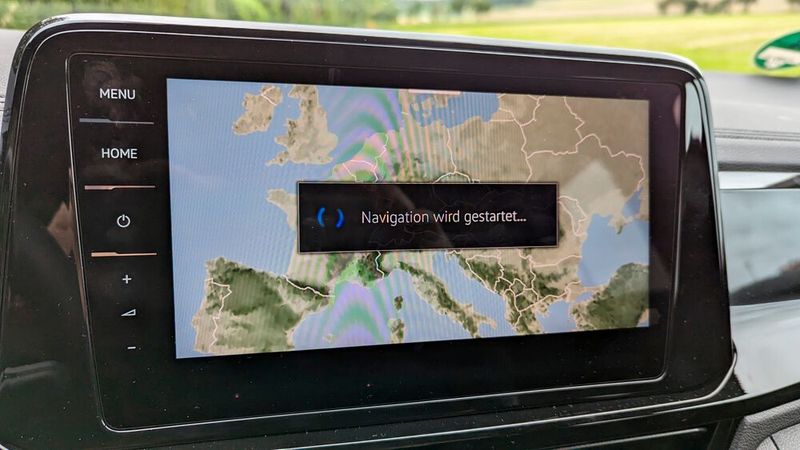 Und diese hat ihre Tücken. Zwar stürzte das Infotainment während der Testfahrten nicht ab, nervte aber mit langen Ladezeiten für das Navi.  (Bild: Rosenow – VCG)
