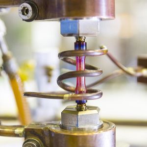 HiperFer-Stahlprobe im thermomechanischen Ermüdungsversuch, in dem der Start-Stop-Betrieb einer Kraftwerkskomponente simuliert wird. Ziel ist die Ermittlung der Lebensdauer bis zum sogenannten technischen Anriss.