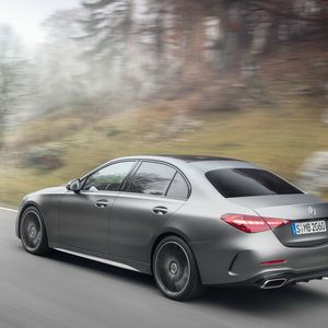 Die Linien an den Flanken und die neuen Heckleuchten tragen zu diesem dynamischen Erscheinungsbild bei.(Bild:  Daimler)